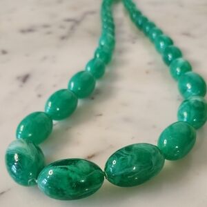 Vintage | Elegant Green Lucite Gradulated Beaded Necklace 1970's